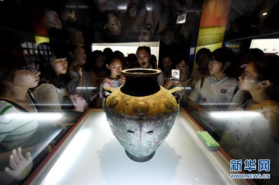 观众参观殷墟博物馆内的文物展品（7月13日摄）