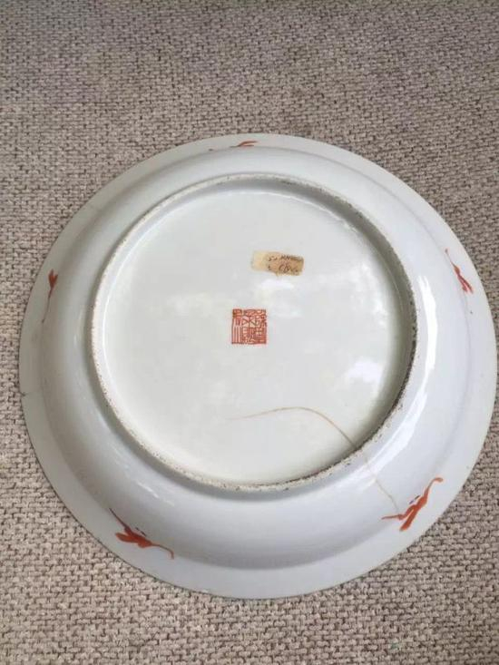  细观该盘胎体薄厚匀称、大小适中，口饰金彩一周、底足修削规矩，露胎处洁白细腻。