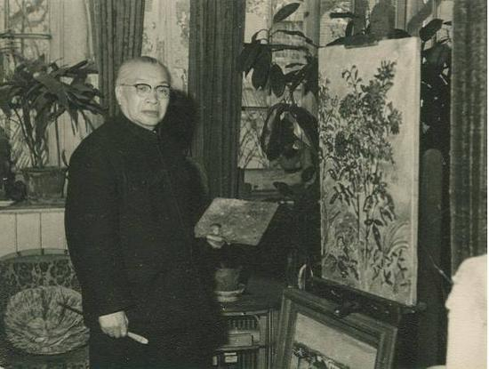 1960年代 刘海粟在家中写生
