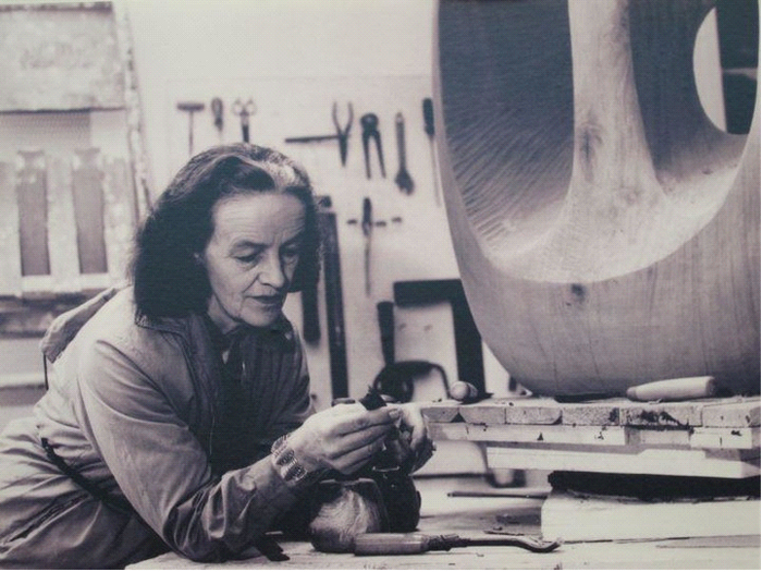 芭芭拉·赫普沃斯，英国雕塑家，被认为是与同时代的亨利·摩尔同样杰出的雕塑家