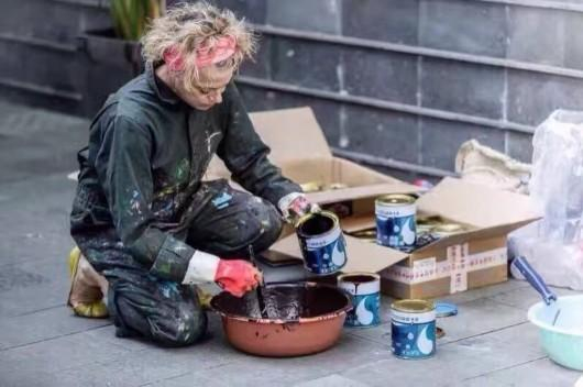 莱文说：“我不想让人看到我的工作，我想让他们感觉它。”