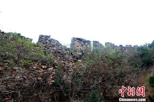 寨墙上的垛堞和射击垛口保存完好 宋俊初 摄