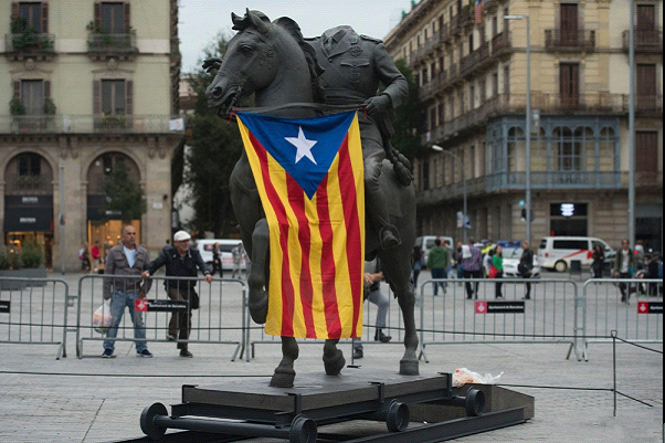 西班牙独裁者弗朗西斯科。佛朗哥（Francisco Franco）骑在马上。图/取自theguardian。