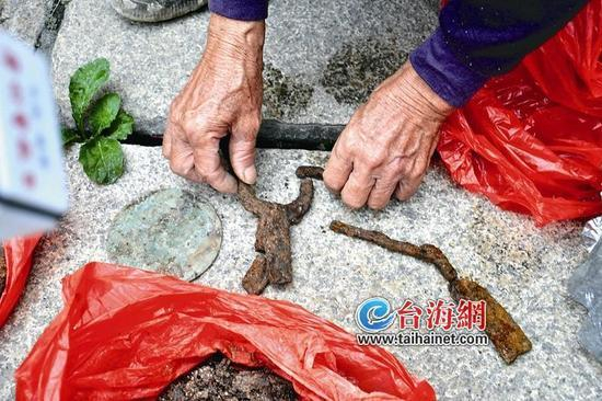  古墓旁挖出古镜
