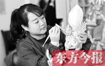  文物修复师常娜在修复一尊唐代三彩天王踩鬼俑