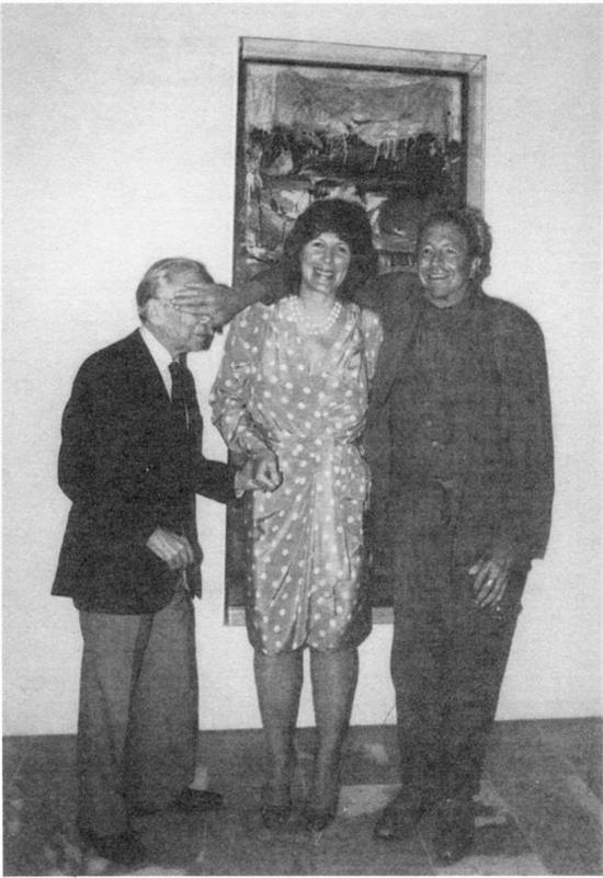 　　1989年5月，劳森伯格、里奥·卡斯特里和艾格尼丝·冈德（Agnes Gund）在里奥·卡斯特里赠送劳森伯格创作于1955年的作品《床》给纽约现代美术馆时合影。拍照的瞬间，劳森伯格顽皮地遮住了卡斯特里的脸。图片来源于网络