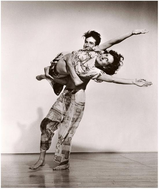 　　崔莎·布朗与斯蒂芬·贝托尼奥（Stephen Petronio）在《设置与重置》中，1983年。图片来源：劳伊斯·格林菲尔德（Lois Greenfield）