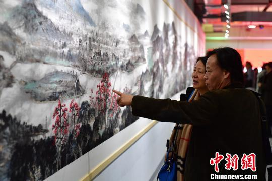 大型国画长卷《潮汕胜景图》29日上午在广州首次揭开面纱　陈骥旻　摄