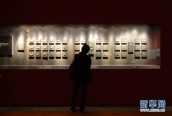 2016年12月27日，观众在广东省博物馆参观“玉鸣锵锵——商代王后妇好玉器特展”。新华网发 许建梅摄