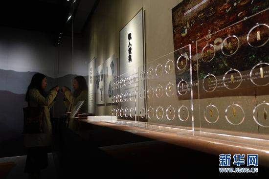 　　2016年12月27日，观众在广东省博物馆参观“玉鸣锵锵——商代王后妇好玉器特展”。新华网发 许建梅摄