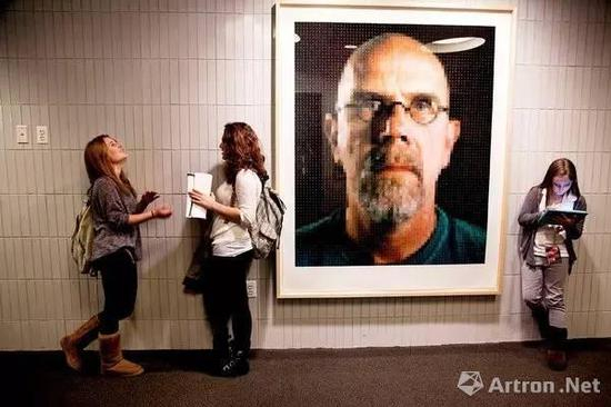 　　查克·克洛斯（Chuck Close）著名的自画像悬挂在教室的走廊中。Photo by Gillian Laub for The New York Times