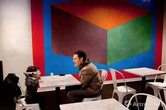 　　勒维特的另一件墙上绘画《Wall Drawing 620A》占据了学校咖啡厅的一面墙。Photo by Gillian Laub for The New York Times