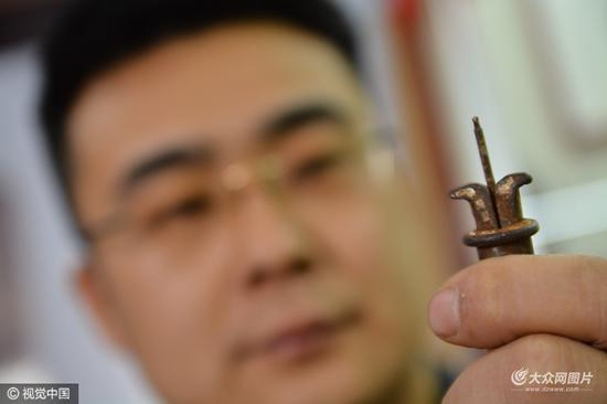 唐立果展示他爷爷留下的金刚钻头。