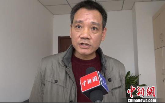 &nbsp;&nbsp;&nbsp;&nbsp;南京轮渡公司办公室主任张勇表示，希望百岁趸船能够作为文物继续留下来。　李珂　摄