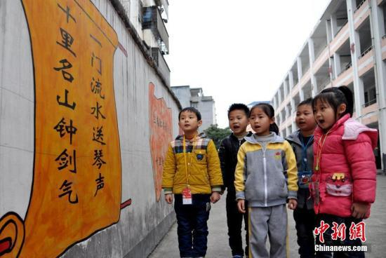 　　2月21日是联合国教科文组织确认的“国际母语日”，当天江西省万载县第一小学开展“热爱母语学诵汉字”活动。邓龙华 摄