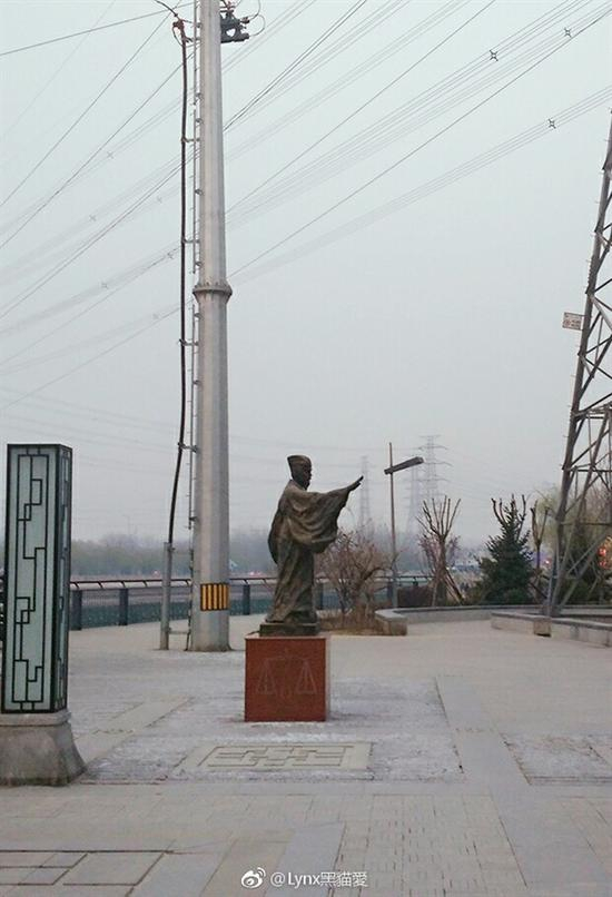 　　据该网友称，雕塑位于北京高碑店，远远看去，就像一个人将书扔了出去。