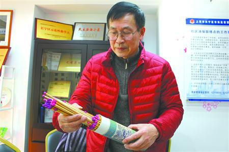 &nbsp;&nbsp;图片说明：说起自己近40年来收藏火柴的经历，李涌金有说不完的故事