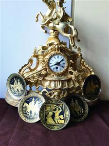 &nbsp;&nbsp;图片说明：谢厚平从跳蚤市场淘来的铜钟