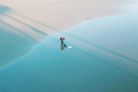 形单影只的冲浪者 摄影：朱晓闻