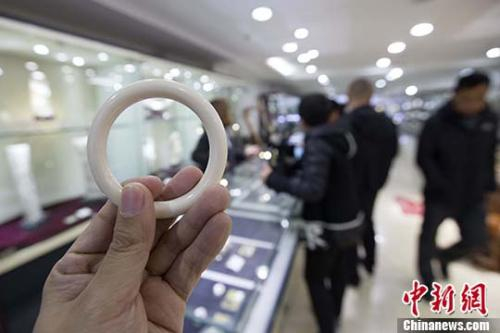 3月24日，山西太原，民众购买象牙制品。 中新社记者 张云 摄