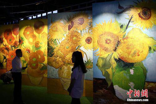 资料图：《遇见梵高》光影互动艺术展在南京市规划建设展览馆亮相。 中新社记者 泱波 摄