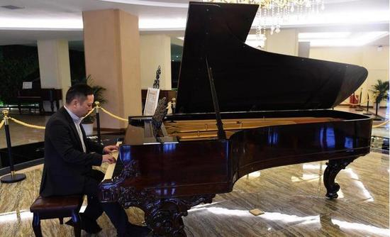 图为“琴痴”叶浩现场演奏展示古钢琴音色。&nbsp;