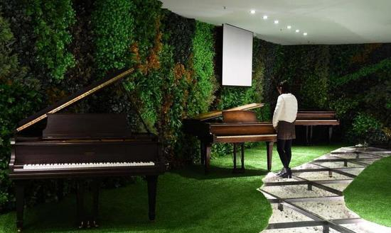  古钢琴吸引市民驻足。&nbsp;