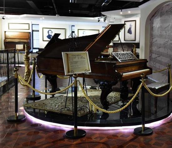 图为市民参观古钢琴。&nbsp;