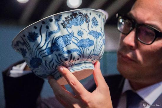 明宣德　青花鱼藻纹十棱菱口大盌 2.29亿港币 &nbsp;明初瓷器世界拍卖纪录 &nbsp;香港苏富比2017年春拍