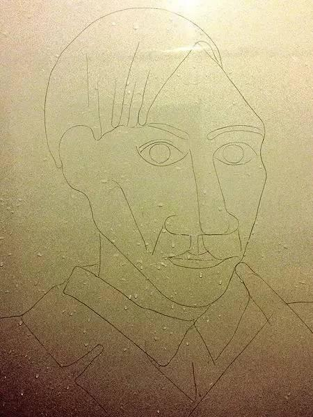 原标题：天哪噜！艺术家竟然用淋浴时掉落的头发来作画，脑洞太大了！