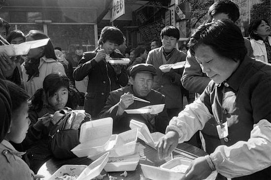 　　前门地区，卖盒饭的摊主。北京，1986年。[摄影：Guy Le Querrec]
