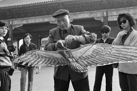 　　天坛，放风筝的人。北京，1986年。[摄影：Guy Le Querrec]