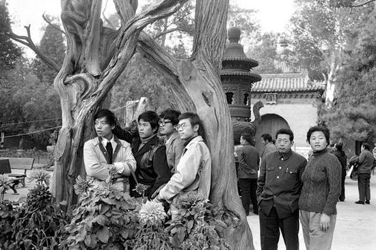 　　紫禁城的游客。北京，1986年。[摄影：Guy Le Querrec]