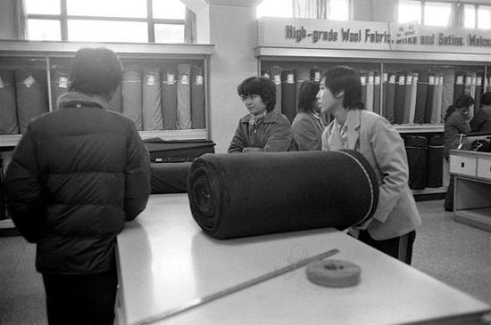 　　前门地区的商场。北京，1986年。[摄影：Guy Le Querrec]