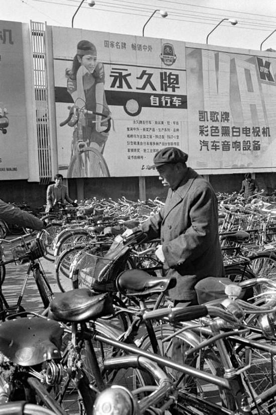 　　前门地区的自行车。北京，1986年。[摄影：Guy Le Querrec]
