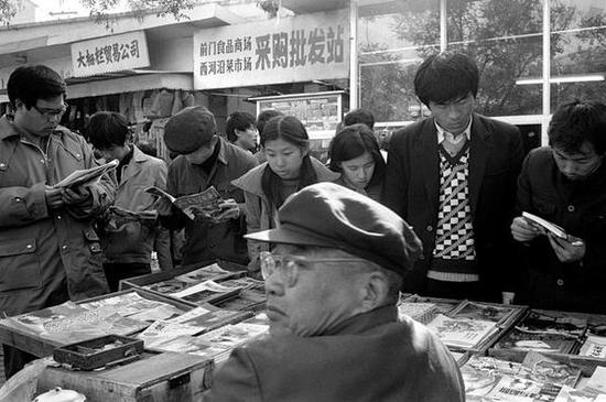 　　前门地区，书摊。北京，1986年。[摄影：Guy Le Querrec]
