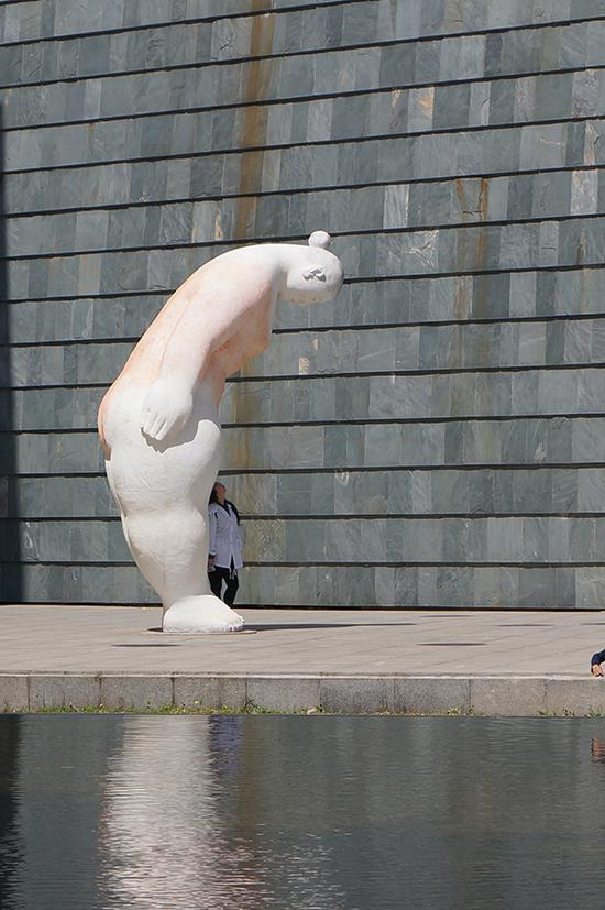 《Thanks》 罗旦 苯板（制树脂或青铜） 400×220×200cm 2016