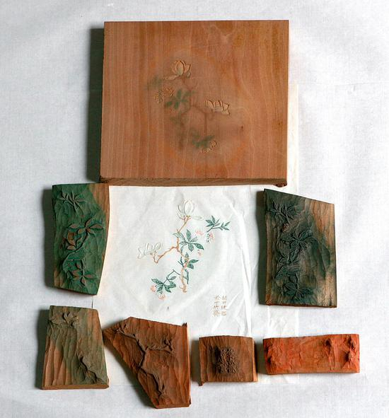 这是一张印制完成的木版水印作品和所用到的刻板。