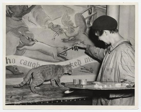 　　Emily Barto 在纽约Fordham医院创作壁画 《动物寓言》，1937年10月6日。图片： Andrew Herman，致谢 the Archives ofAmerican Art， Smithsonian Institution