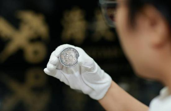 图为：拱北海关查获“袁大头” 俞波摄