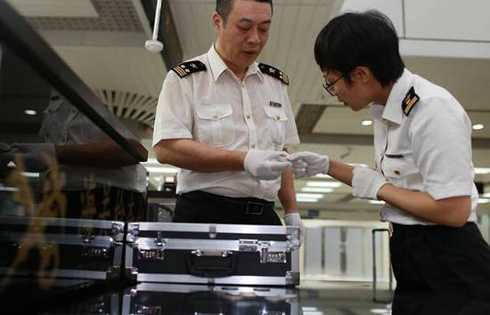 图为：拱北海关查获银币 俞波摄