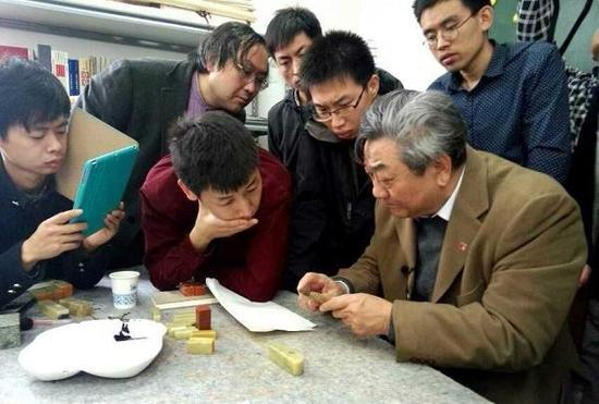 篆刻家韩天衡为师生示范劈刀