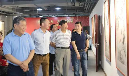 嘉宾观看展览