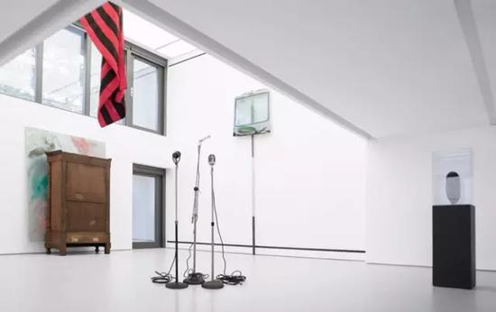 ▲ 乔治·伊科诺莫收藏此前请到泰特现代美术馆资深策展人马克·戈弗雷策划展览“大卫·哈蒙斯：给我些时间”（David Hammons： Give Me A Moment），图片来源：The George Economou Collection