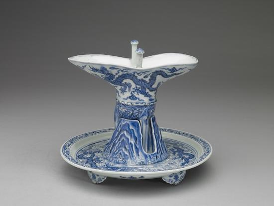 明永乐青花波涛龙纹爵杯、爵托盘