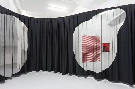 　　Céline Condorelli，《All Our Tomorrows》 （2016）在Kunsthalle Lissabon画廊展出。图片：Bruno Lopes