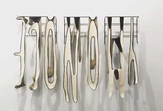 　　Pedro Barateiro的《Relaxed Economy》 （2017）。图片：致谢艺术家和Galeria Filomena Soares画廊