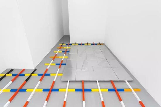 　　Rodrigo Hernández在里斯本Galería Madragoa画廊的展览《Plasma》的现场图。图片：致谢艺术家和画廊