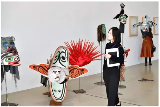 一位观众在观看Beau Dick 的“地下王国“（Undersea Kingdom，2016-17）系列面具作品，2017年6月7日，德国卡塞尔。图片：Thomas Lohnes/Getty Images