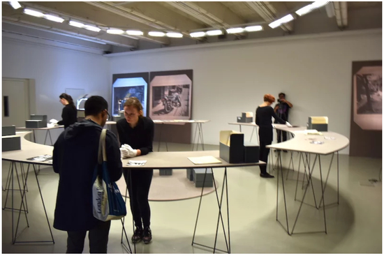 　　参与者们使用与希腊最近历史相关的文献图片为Stefanos Tsivopoulos的《The Precarious Archive》（2015）进行表演。图片：Ben Davis